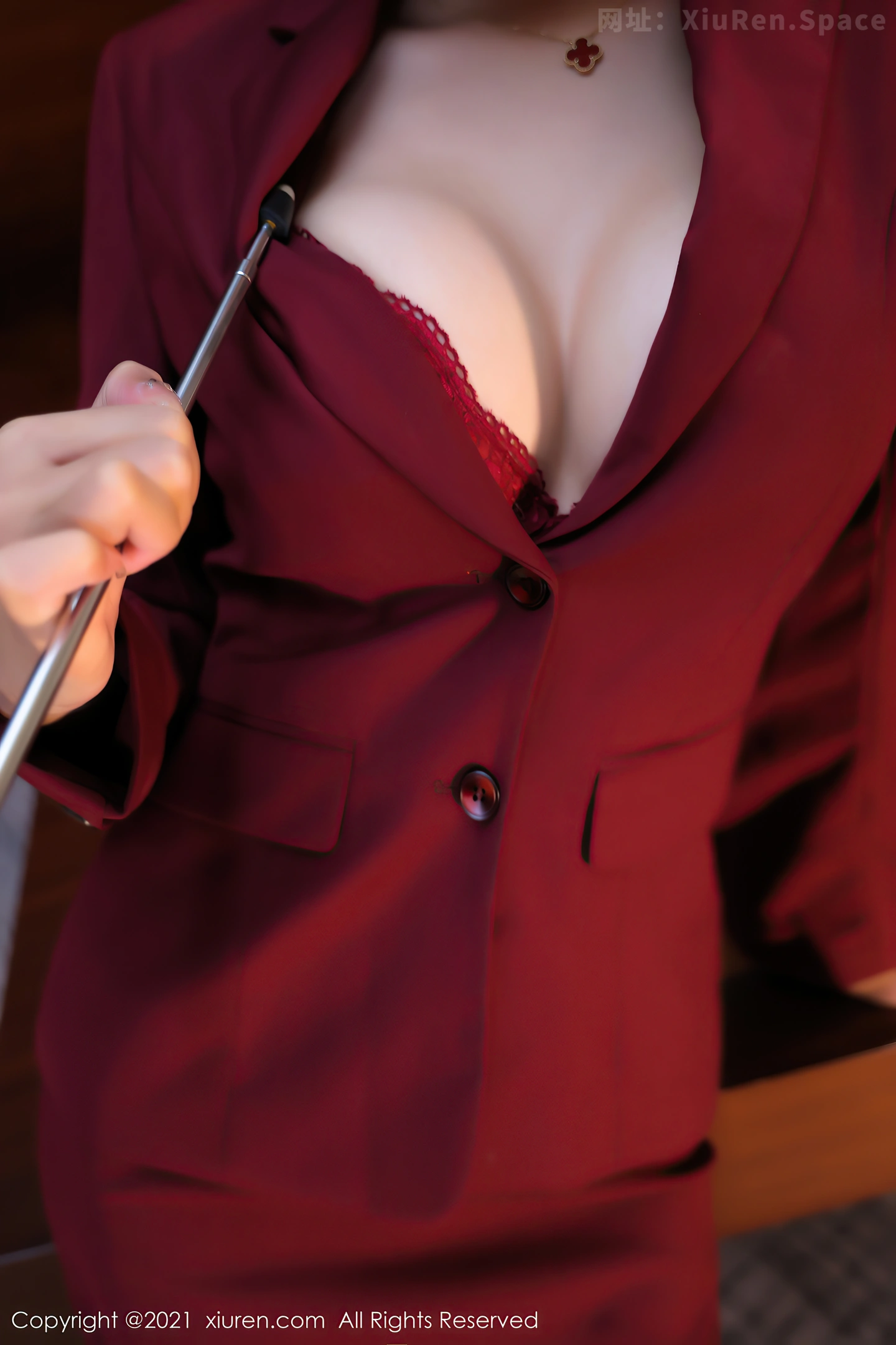 图片[5]-[XiuRen秀人网]VOL.4038 模特Emily尹菲职业装教鞭主题浴池里泡泡浴秀火辣身材诱惑写真70P-秀人网官方网站